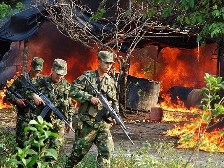 В Колумбии вступило в силу соглашение о прекращении огня между правительственными войсками и повстанцами