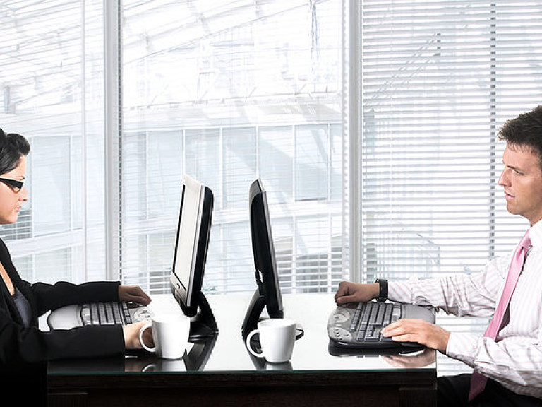 В. Дудин: «Видеонаблюдение, штрафы, запрет на увольнение должны быть исключены из трудового договора по первому требованию работника»