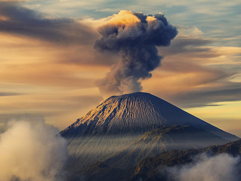 Власти Индонезии объявили режим повышенной опасности из-за вулканов