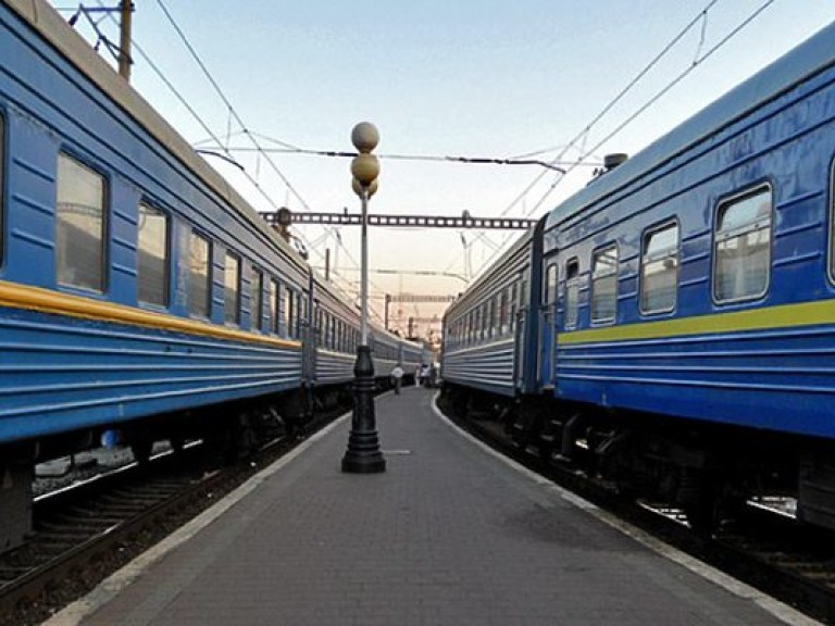 В Харьковской области хулиганы бросили бутылку в поезд, есть пострадавшие
