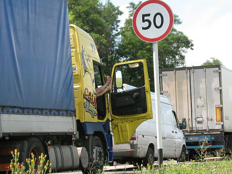 На границе Украины и Польши более 800 автомобилей застряли в очередях