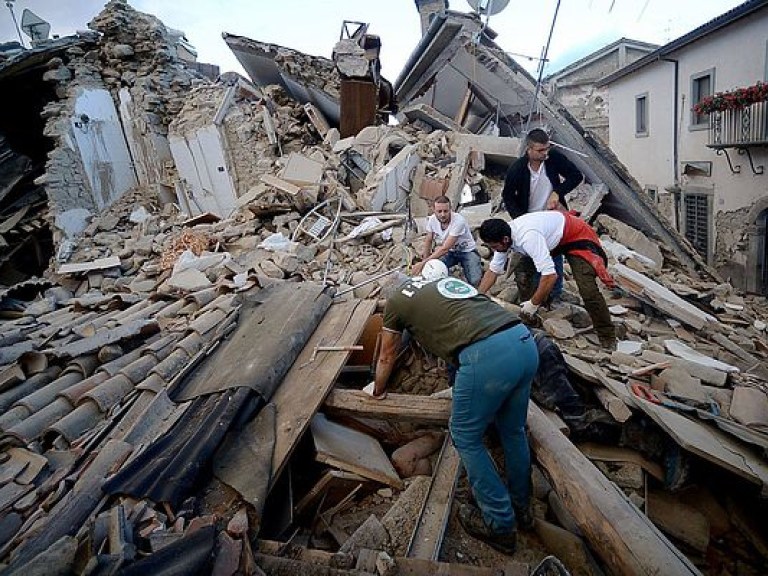 Число жертв землетрясения в Италии увеличилось до 293 человек
