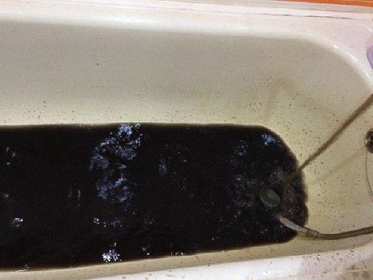 В Якутии из кранов потекла горячая вода с нефтью (ФОТО, ВИДЕО)