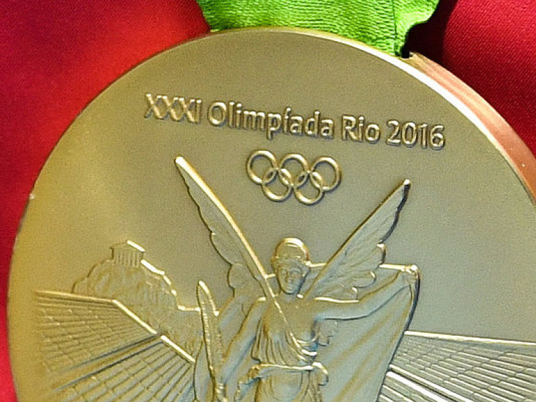Семилетняя девочка нашла золотую олимпийскую медаль в куче мусора