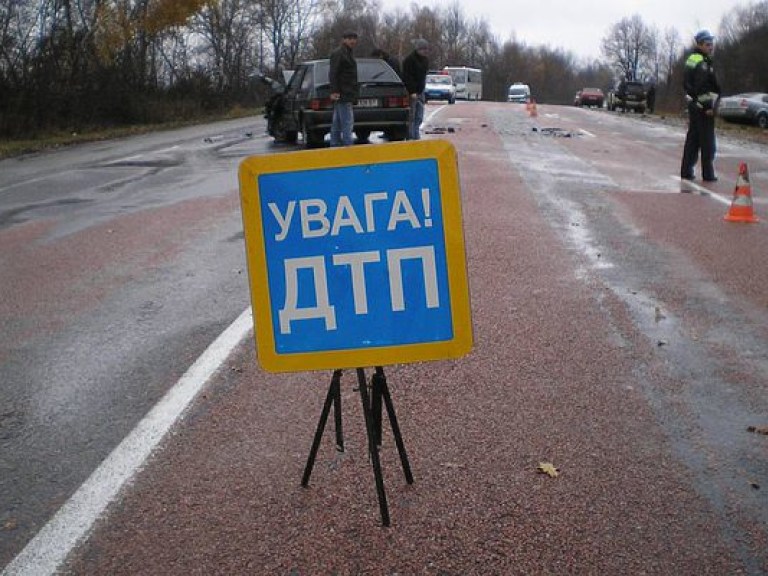 В Харькове посреди дороги обнаружили труп таксиста с перерезанным горлом (ФОТО)