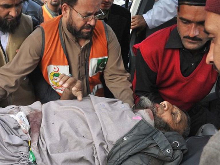 12 человек погибло при взрыве возле здания суда в Пакистане