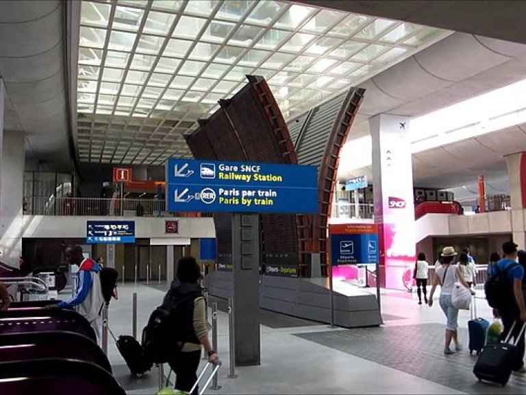 Французские таможенники задержали рекордную партию метамфетамина в парижском аэропорту (ФОТО)