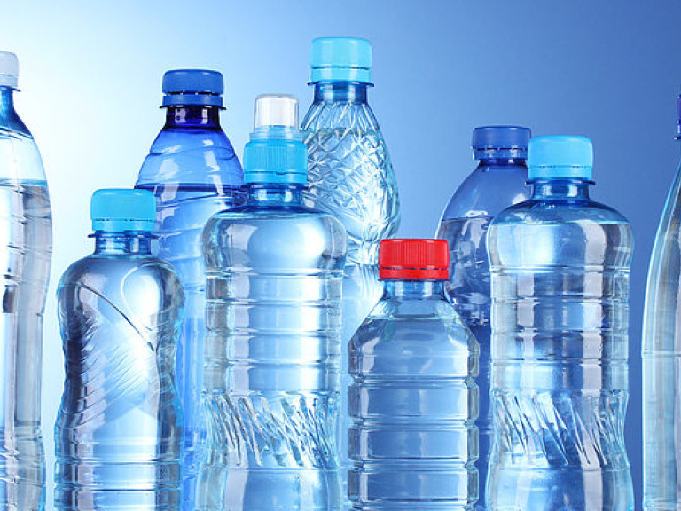 За год на одного украинца приходится 42 литра бутилированной воды — эксперт