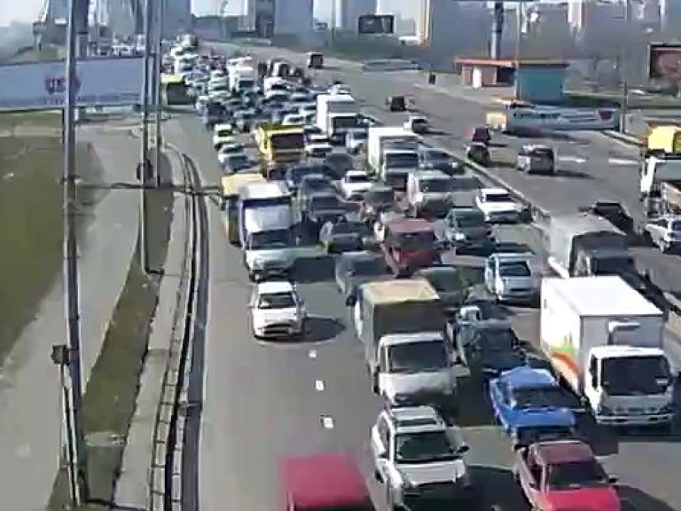 На столичном Московском мосту образовалась огромная пробка