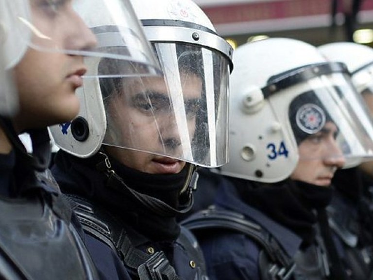 Во время взрыва в стамбульском ночном клубе получили ранения 4 человека (ФОТО)