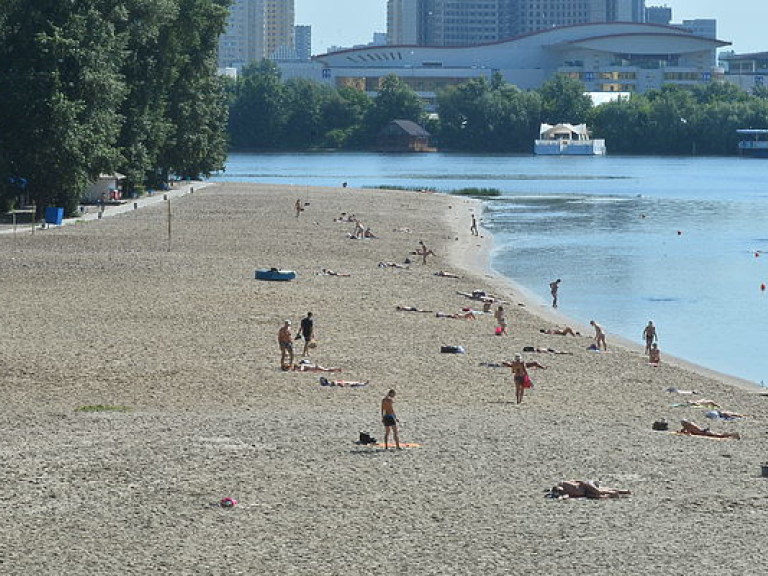 В Киеве пять пляжей остаются непригодными для купания