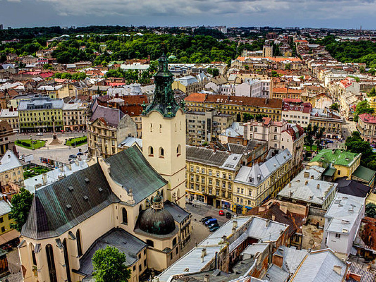 Львов затянуло смогом, спасатели разводят руками (ФОТО)