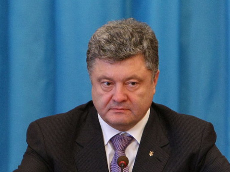 При катастрофически низком рейтинге Порошенко ничего не остается, как пугать украинцев войной – политолог