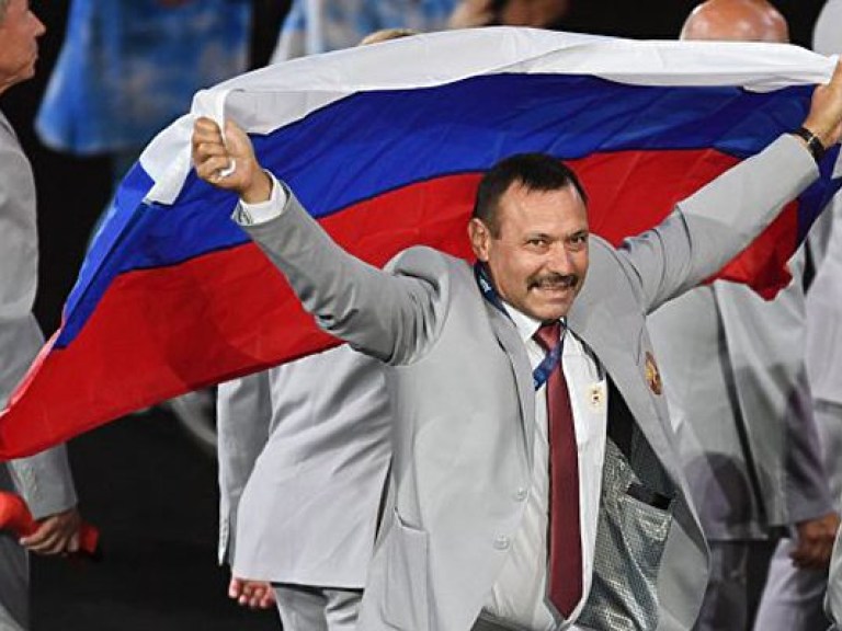 Международный Паралимпийский комитет лишил аккредитации чиновника Беларуси из-за флага РФ