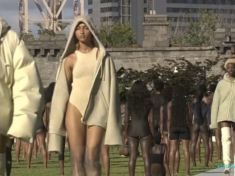 Рэпер Канье Уэст презентовал новую коллекцию одежды с нестандартными моделями (ФОТО)
