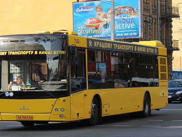 Автобус врезался в здание кафе в районе метро «Харьковская» в Киеве, есть пострадавшие (ВИДЕО)