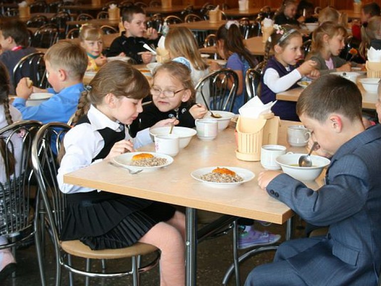 В киевском лицее подростки отравились едой из столовой