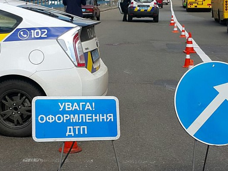 В центре Киева произошло масштабное ДТП с участием полицейских и такси, четверо пострадавших (ФОТО)