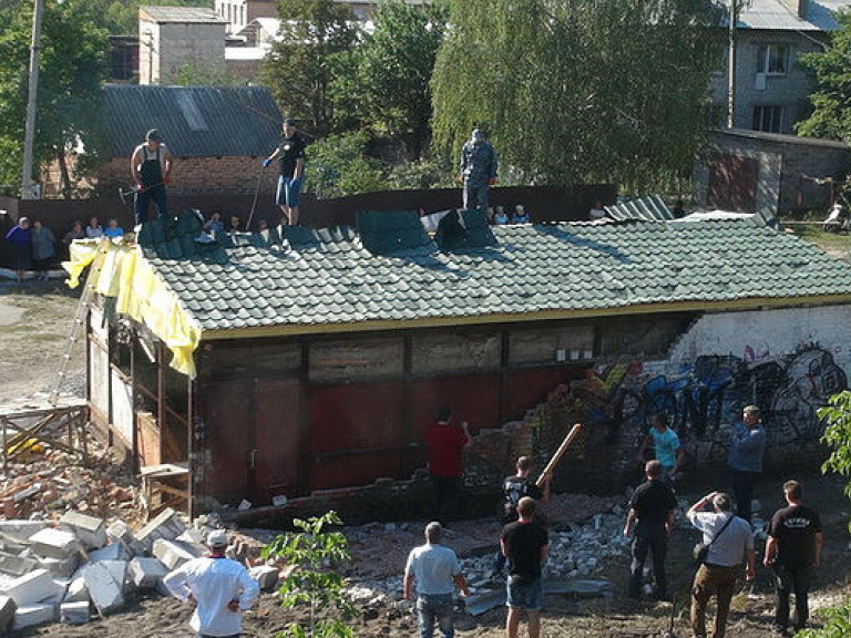 На Киевщине жители поселка разрушили стройку храма УПЦ МП (ФОТО, ВИДЕО)