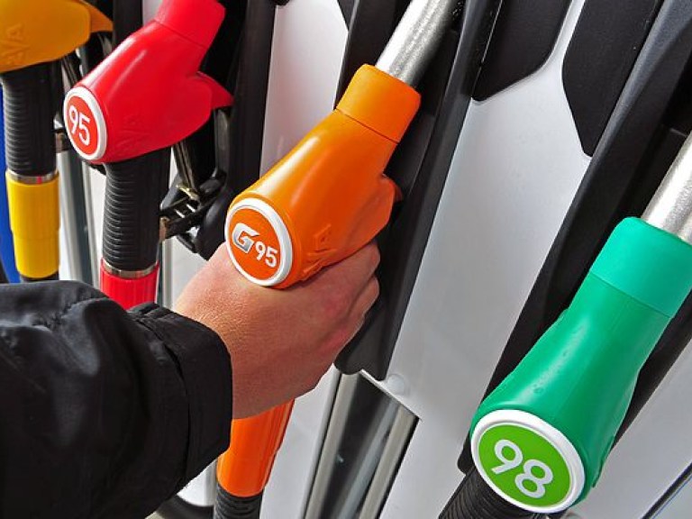 Рост цен на газ для автомобилей спровоцирован колебаниями курса доллара — эксперт