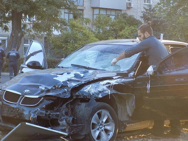 Водитель BMW насмерть сбил четырех дорожников в Николаеве (ФОТО)