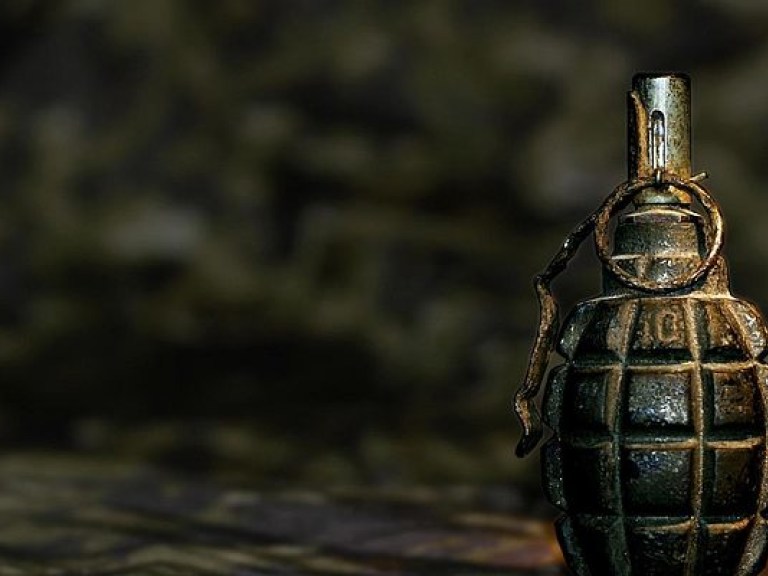 В Херсонской области возле школы нашли гранату, тротиловую шашку и взрыватели (ФОТО)