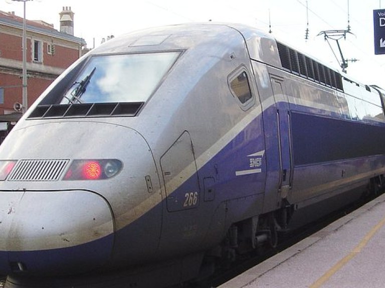 Поезд столкнулся с грузовиком во Франции, не менее 25 человек ранены