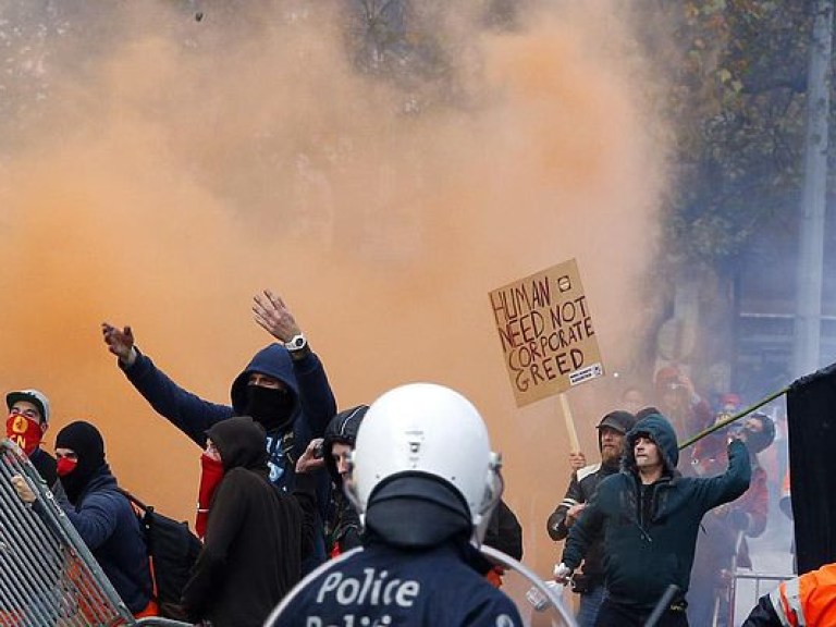 В Париже полиция жестоко разогнала митинг против реформы трудового законодательства (ФОТО)