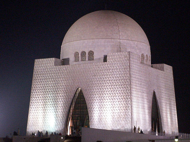 В Пакистане в мечети террорист-смертник взорвал 16 человек