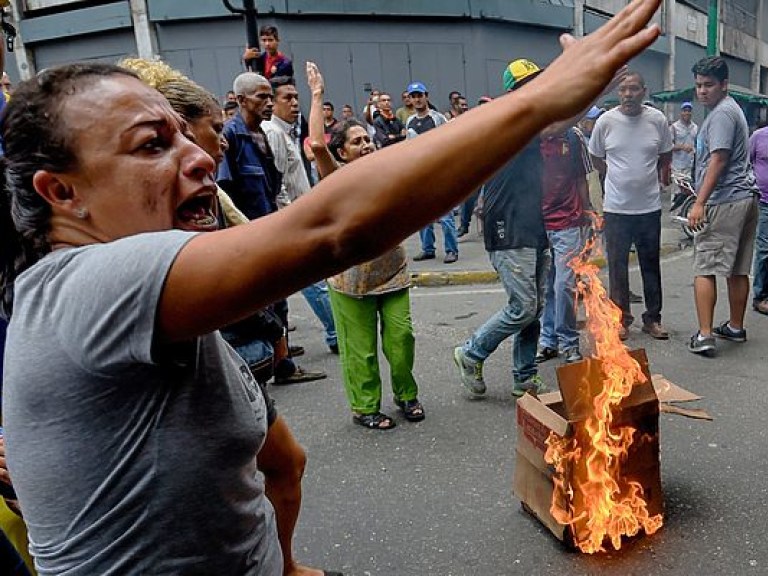 Массовые акции сторонников и противников власти состоялись в Венесуэле