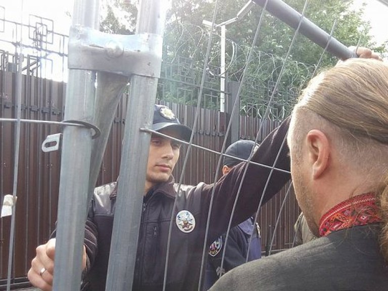 Выборы в Госдуму РФ в Украине: возле посольства задержали депутата Киевсовета
