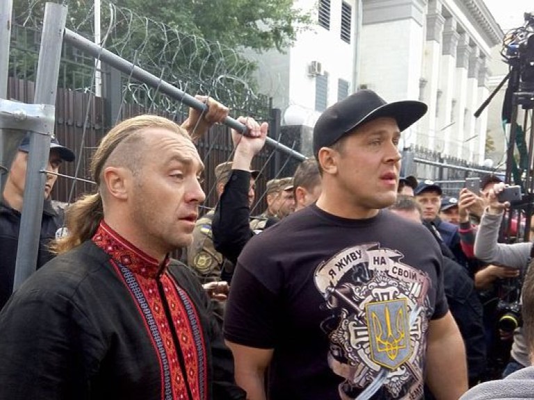 Протестующие заблокировали вход в посольство РФ в Киеве (ФОТО)
