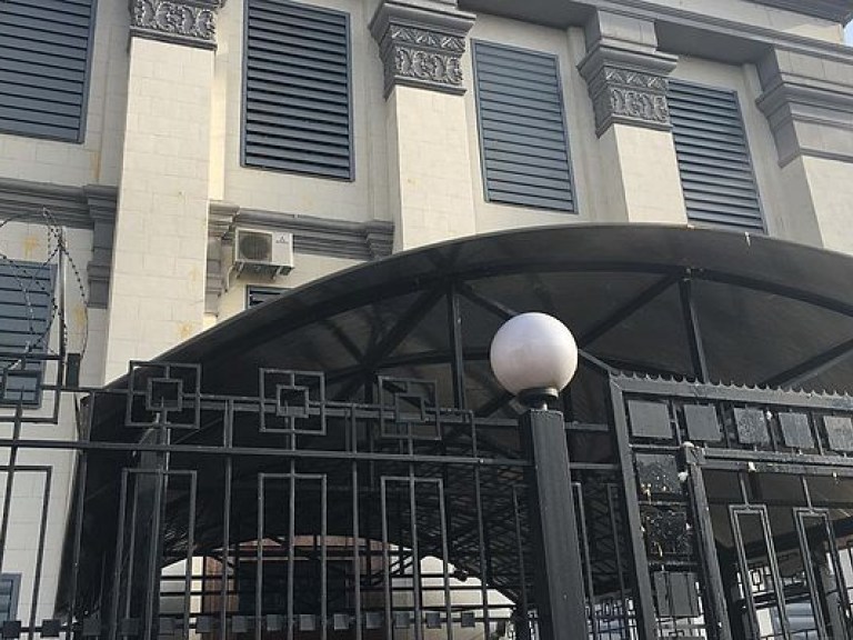 Под зданием посольства РФ в Киеве произошли новые стычки