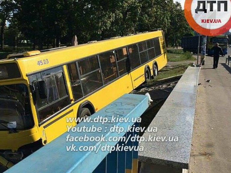 На столичном проспекте Победы автобус с пассажирами слетел с дороги (ФОТО)