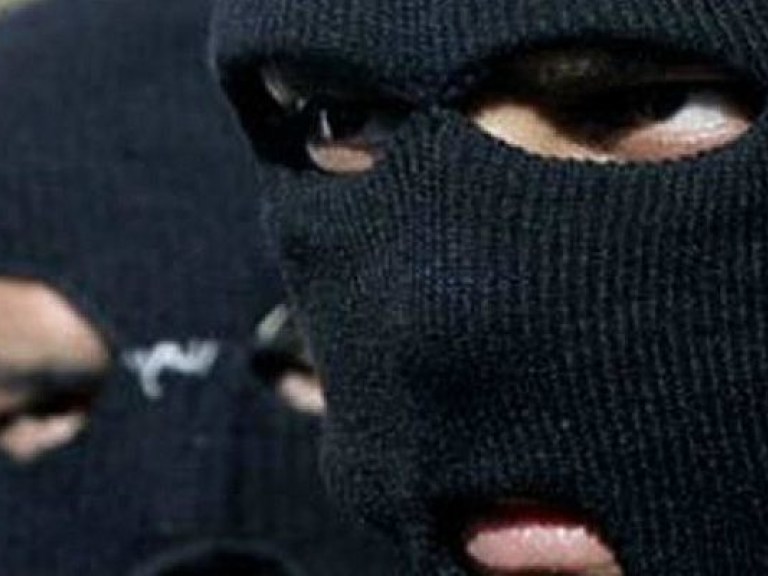 В торговом центре Киева вооруженные люди ограбили бизнесмена на 1 миллион гривен