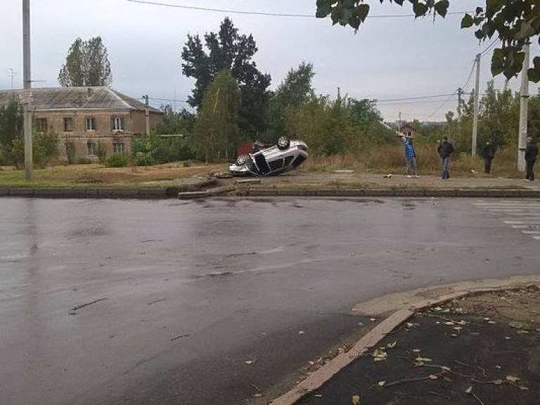 ДТП с опрокидыванием авто произошло утром в Харькове (ФОТО)