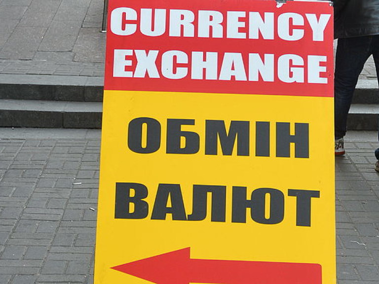Сегодня в обменниках Киева курс доллара составил 26,15 гривен