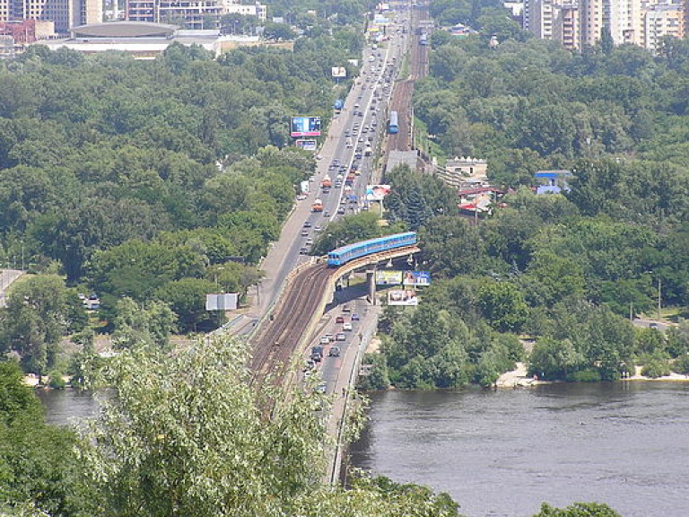 В Киеве из-за ремонта частично ограничат движение транспорта от моста Метро до Русановского моста
