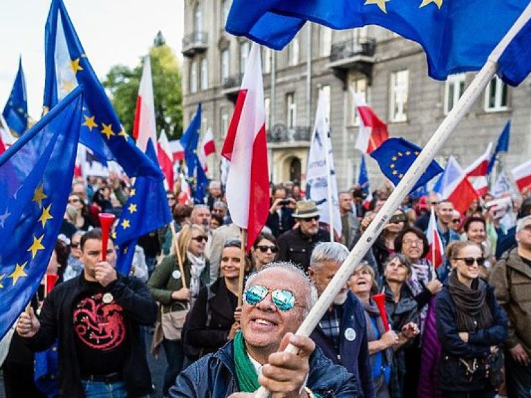 Более 30 тысяч человек вышли на антиправительственный протест в Варшаве (ФОТО)