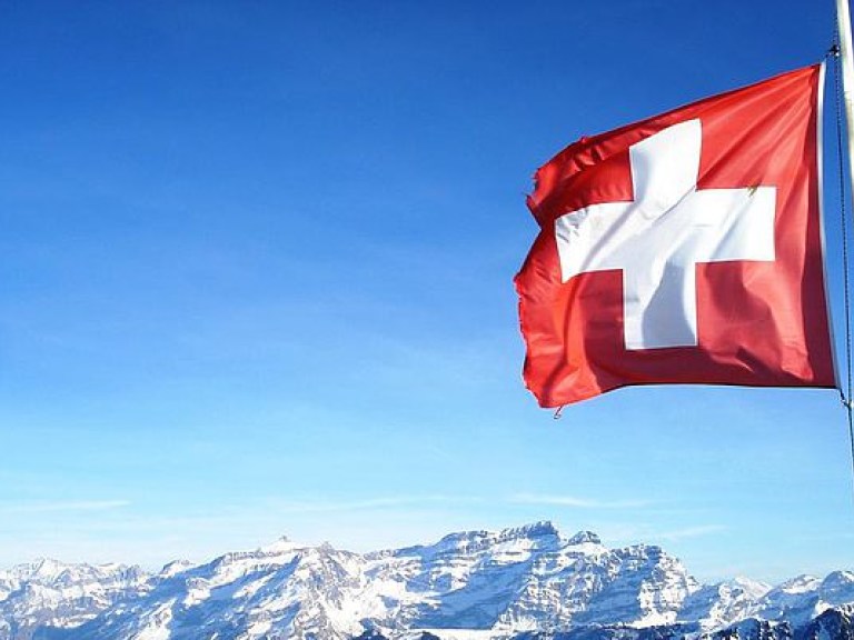 Жители Швейцарии на референдуме отказались от повышения пенсий и расширили права спецслужб