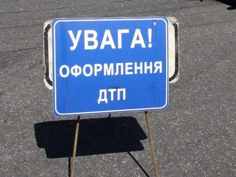 Под Киевом иномарка снесла крыльцо магазина (ФОТО)