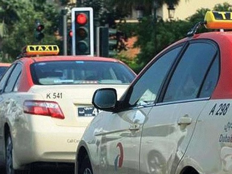 Честный водитель такси в ОАЭ вернул пассажиру полмиллиона долларов