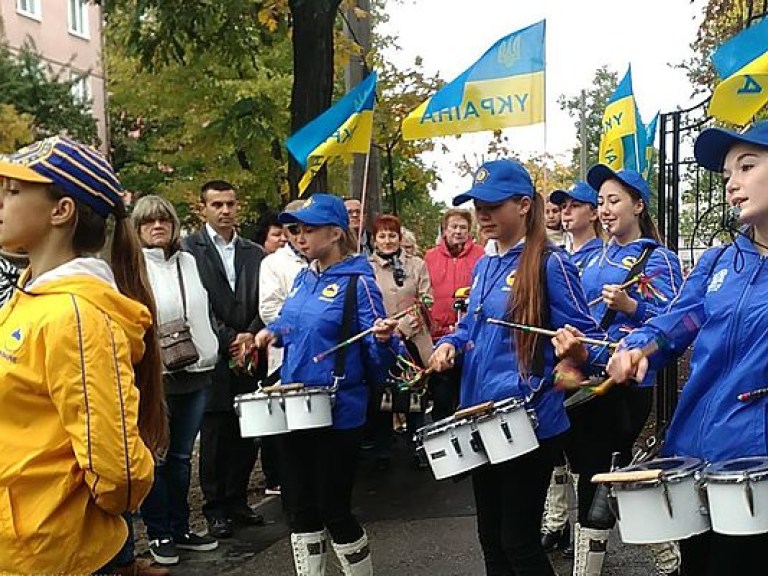 На столичной Дарнице появился новый сквер (ФОТО)