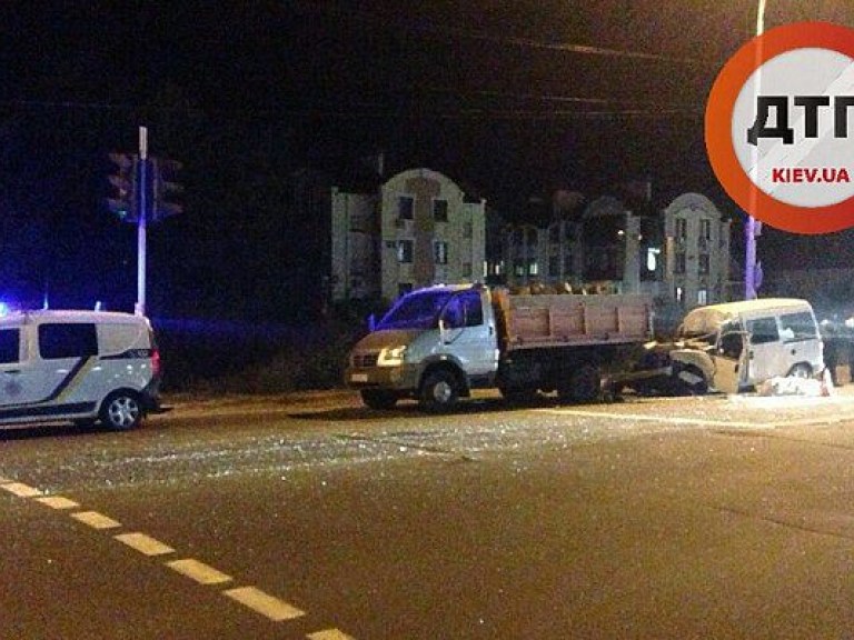 В Броварах Peugeot врезался в грузовик, водителю иномарки оторвало голову (ФОТО)