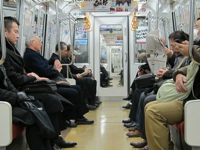 В Токио сильный запах в метро стал причиной госпитализации шести человек