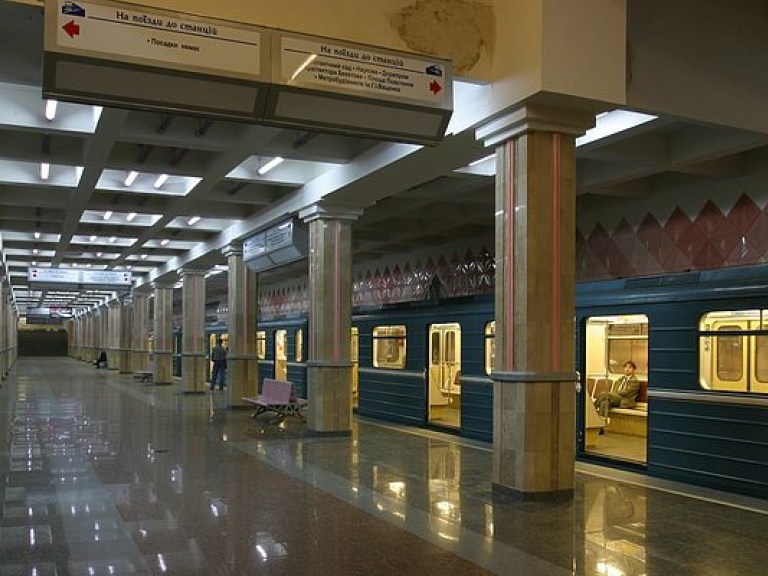 В Харьковском метро девушка упала на рельсы