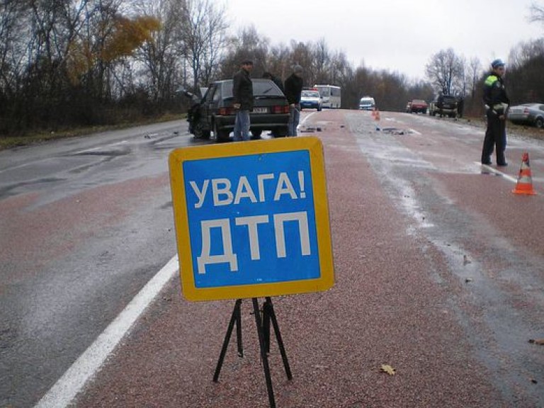 В Киеве водитель залил желтой краской дорогу на Мельникова (ФОТО)
