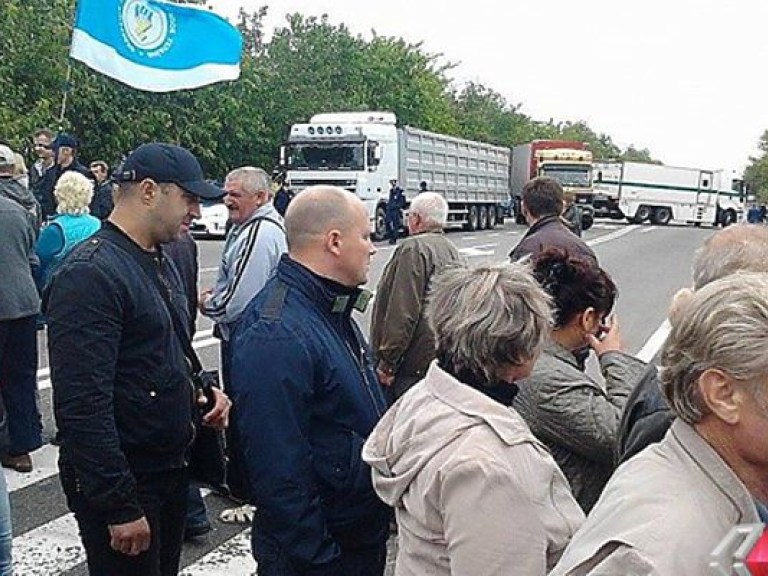 Под Николаевом сотрудники судостроительного завода перекрыли трассу на Одессу из-за невыплаты зарплаты (ФОТО)