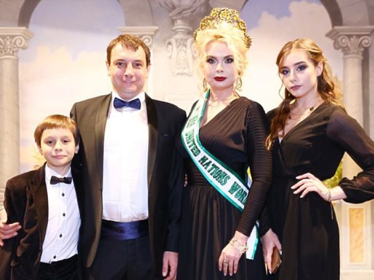 В Киеве поздравили победительницу конкурса «Миссис Мира Объединенных Наций 2016» Лору Суперфин