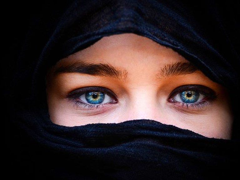 Впервые на страницах Playboy появится мусульманка в хиджабе